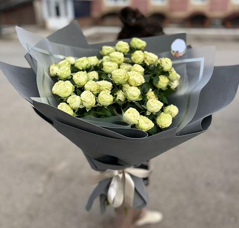 Букет Белые кустовые розы Солинеро в Козельске