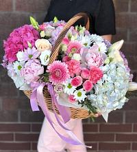 Композиция солнечный день в Козельске Цветочная композиция из Розы, Хризантемы, Пионы и Лизиантусы в корзине в Козельске