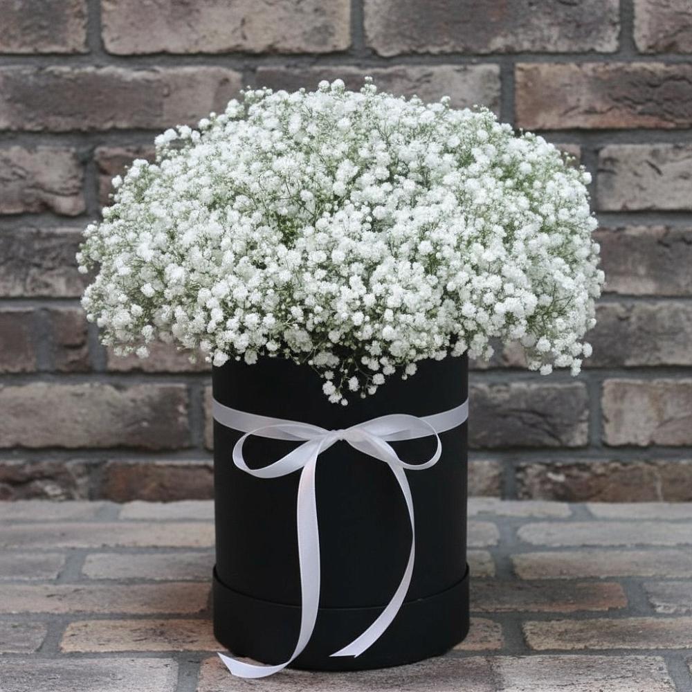 Цветочная композиция из Гипсофила в шляпной коробке в Козельске