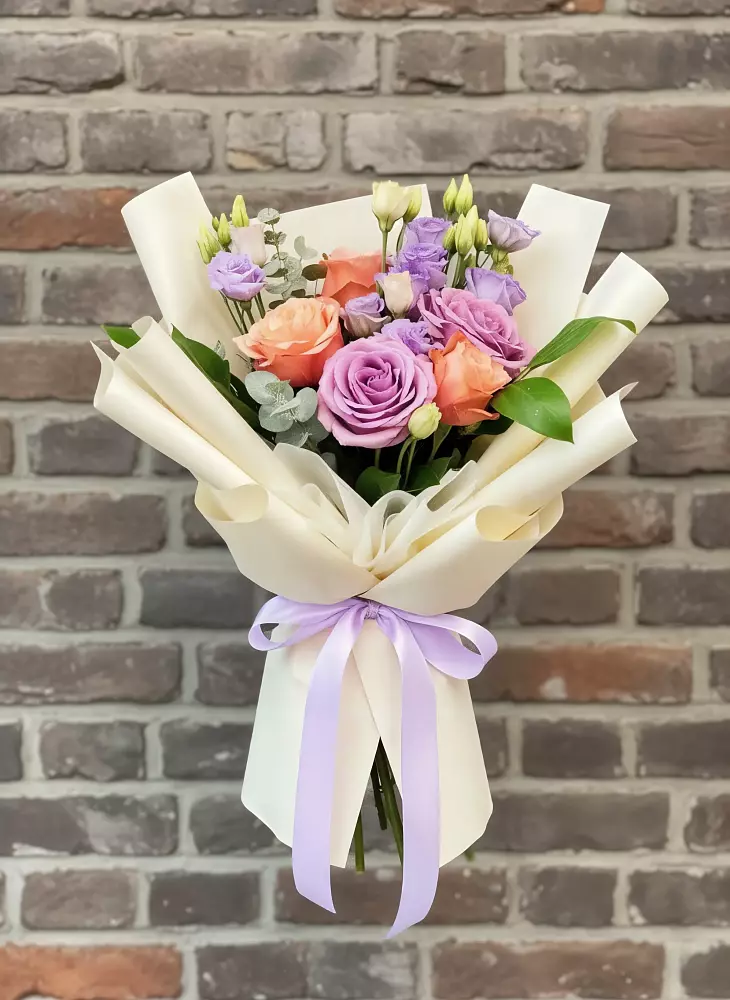 Букет цветов из: Лизиантусы и Розы в Козельске