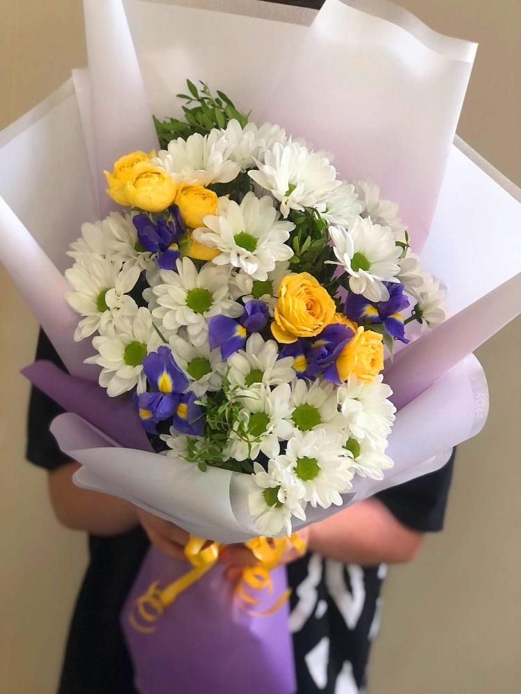 Букет цветов из: Ирисы, Хризантемы и Розы в Козельске