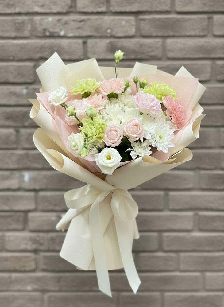 Букет цветов из: Гвоздики, Розы, Лизиантусы и Хризантемы в Козельске