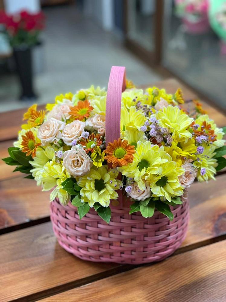 Цветочная композиция из Хризантемы и Розы в корзине в Козельске