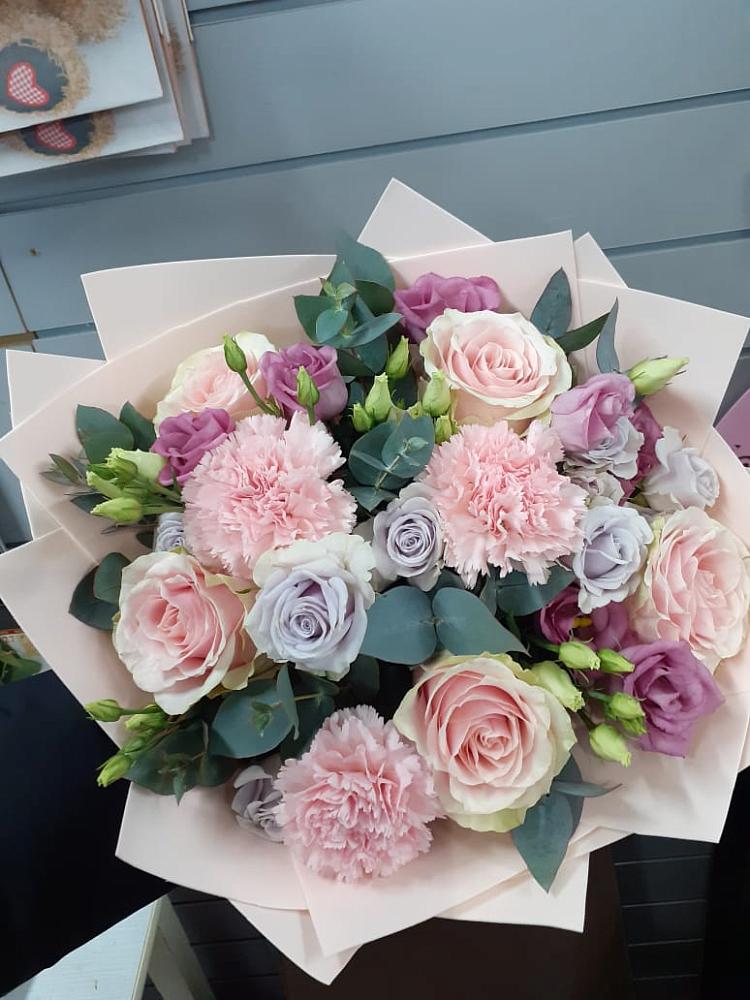 Букет цветов из: Розы, Гвоздики и Лизиантусы в Козельске