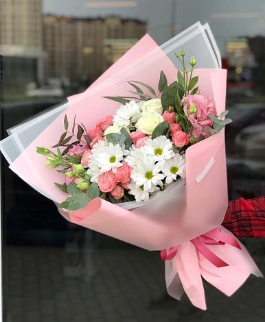 Букет цветов из: Розы, Лизиантусы и Хризантемы в Козельске