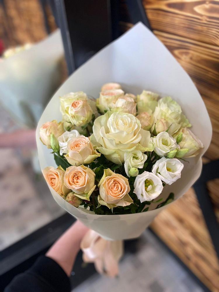 Букет цветов из: Розы и Лизиантусы в Козельске